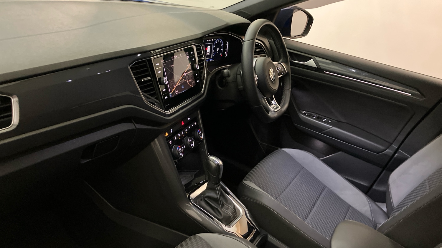 Used Volkswagen T-Roc 2021 for sale - 76564916: Photo 2