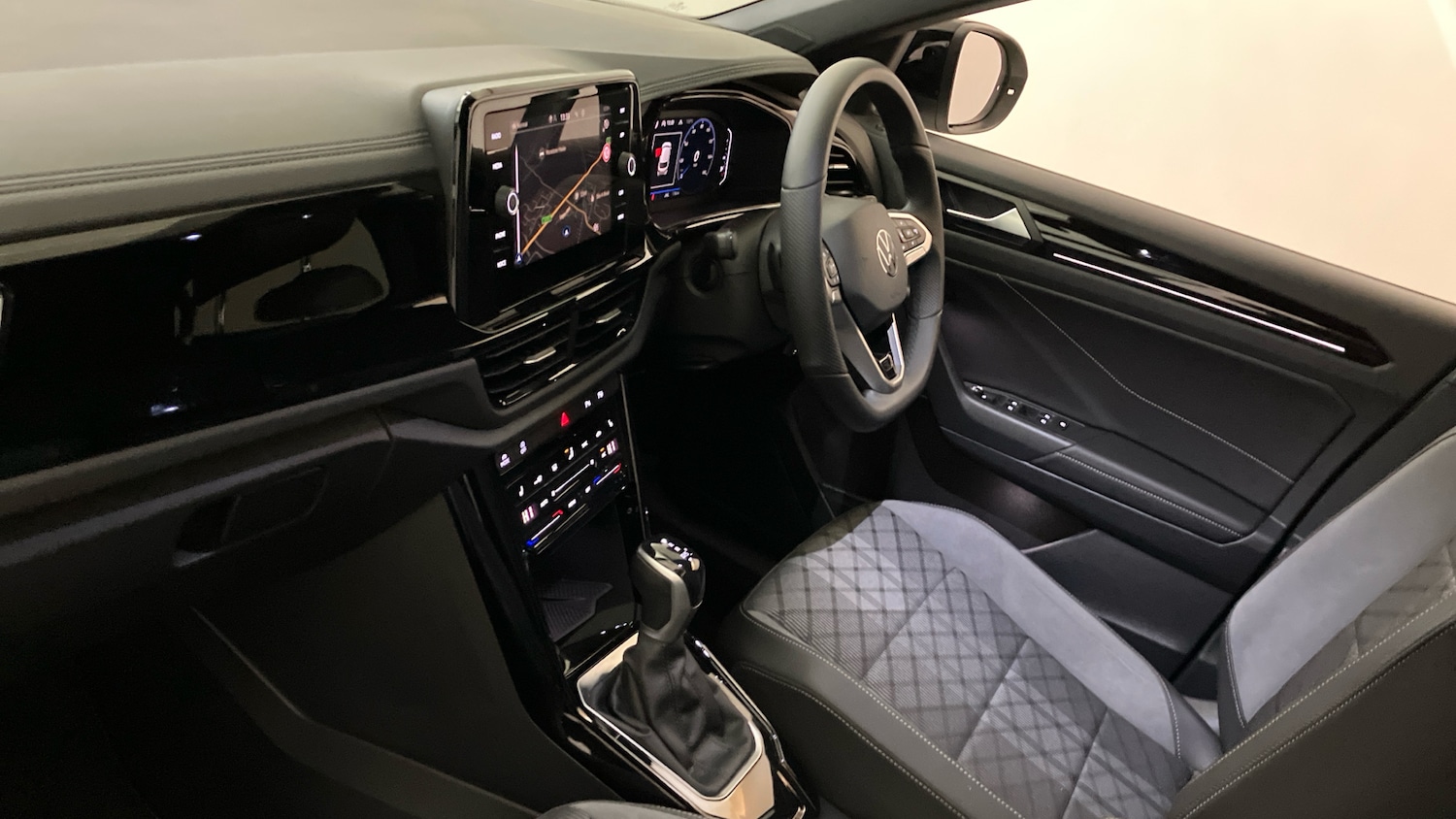 Used Volkswagen T-Roc 2025 for sale - 76193764: Photo 2