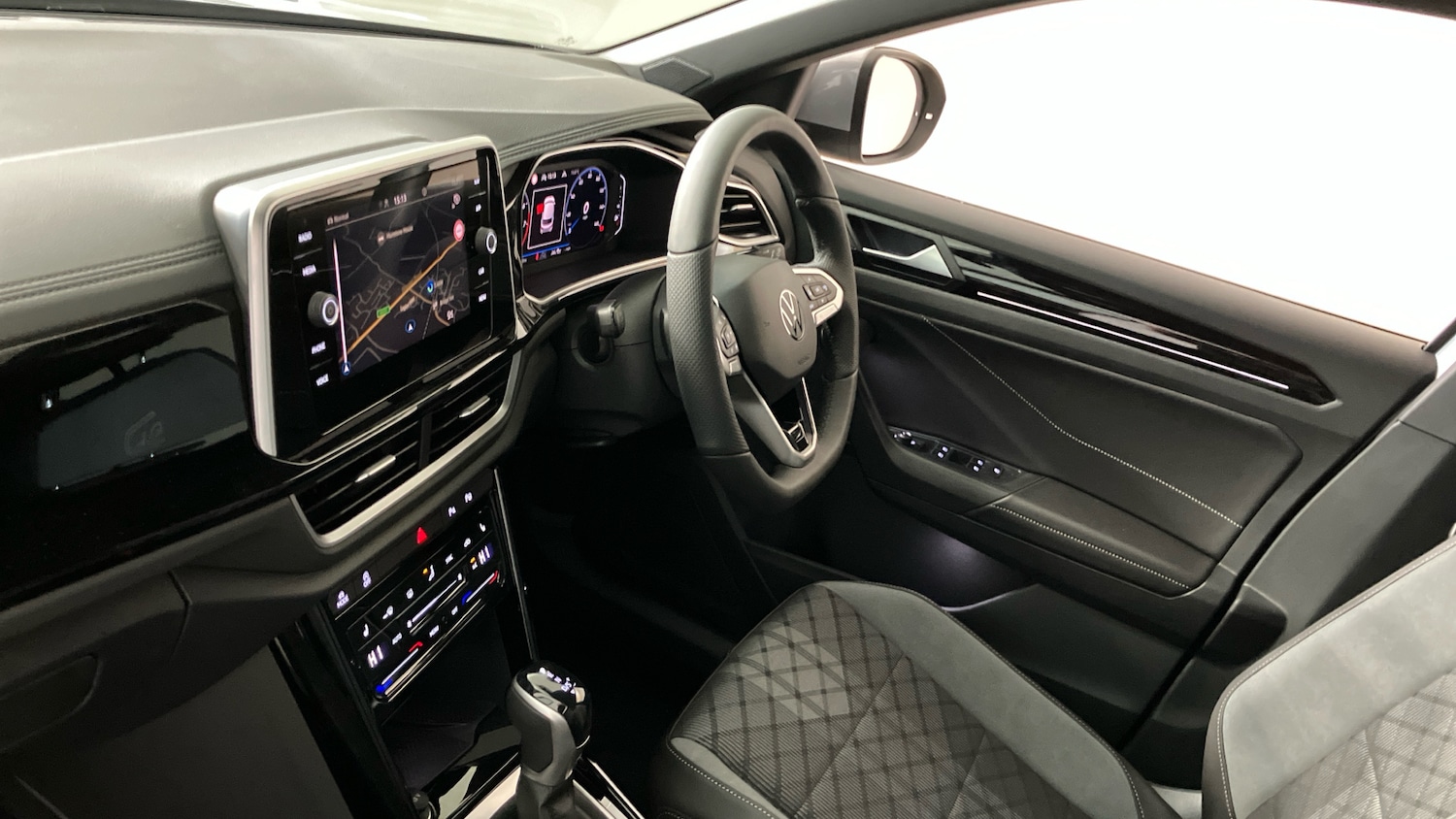 Used Volkswagen T-Roc 2025 for sale - 76568392: Photo 2