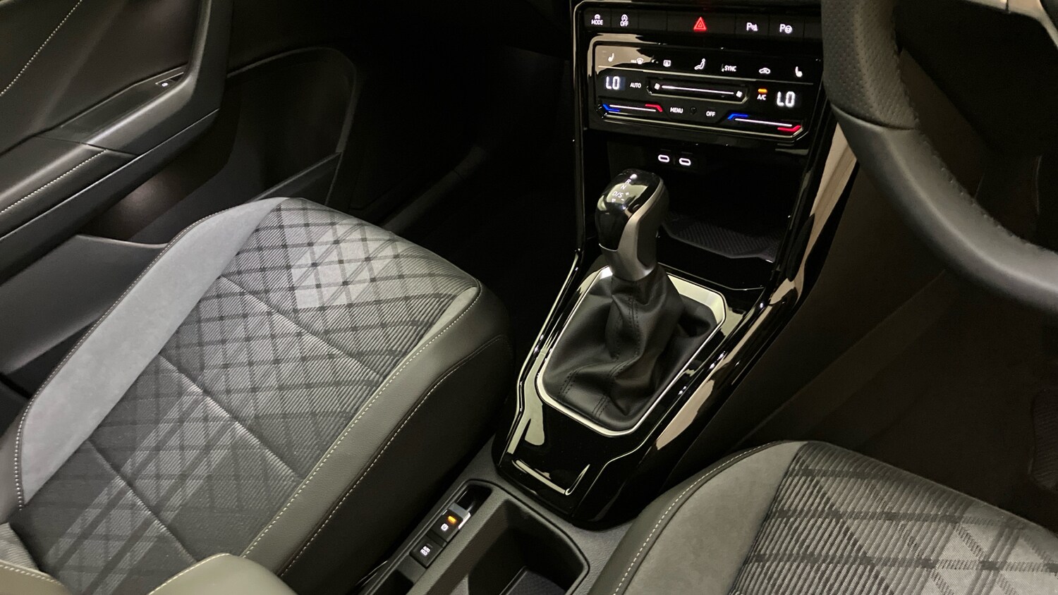 Used Volkswagen T-Roc 2025 for sale - 76532096: Photo 14