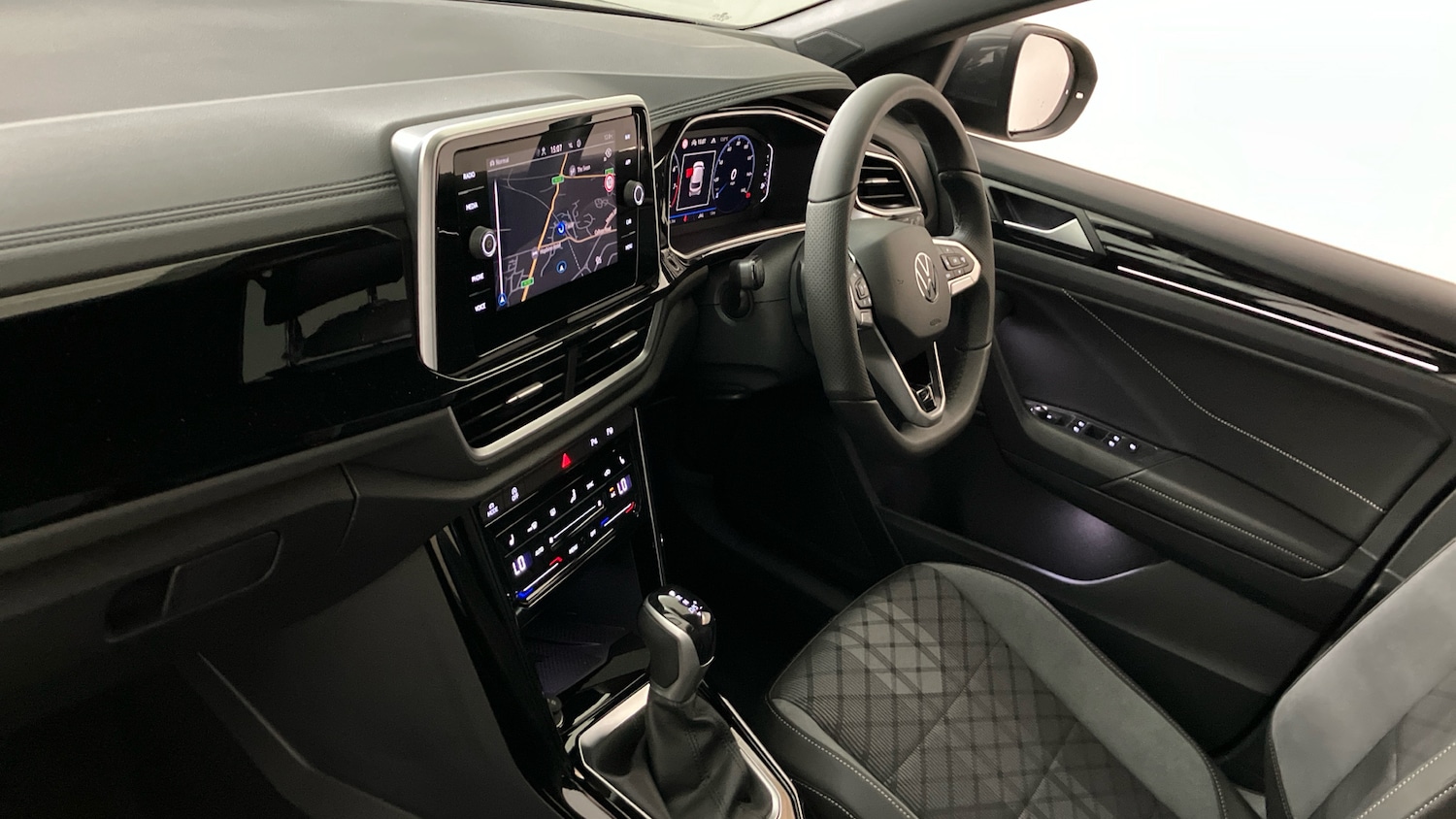 Used Volkswagen T-Roc 2025 for sale - 76532096: Photo 2