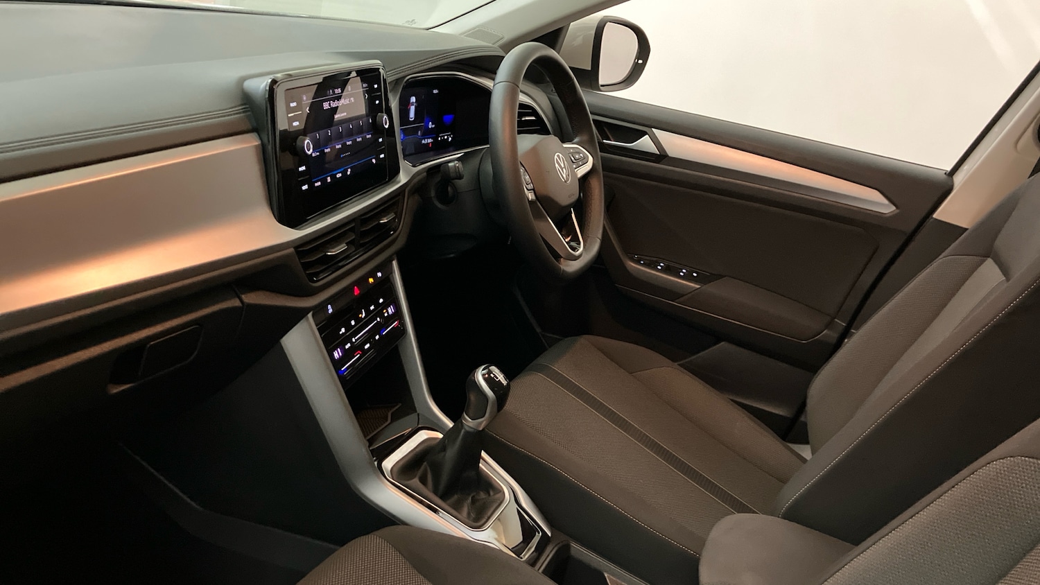 Used Volkswagen T-Roc 2023 for sale - 77380623: Photo 2