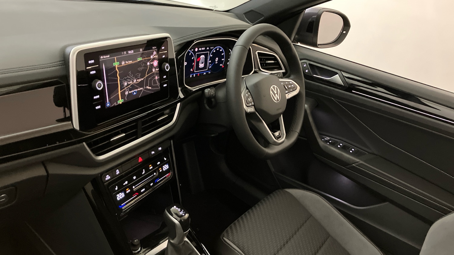 Used Volkswagen T-Roc 2025 for sale - 76075749: Photo 2