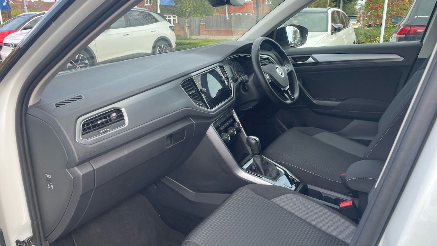 Used Volkswagen T-Roc 2021 for sale - 76762303: Photo 2