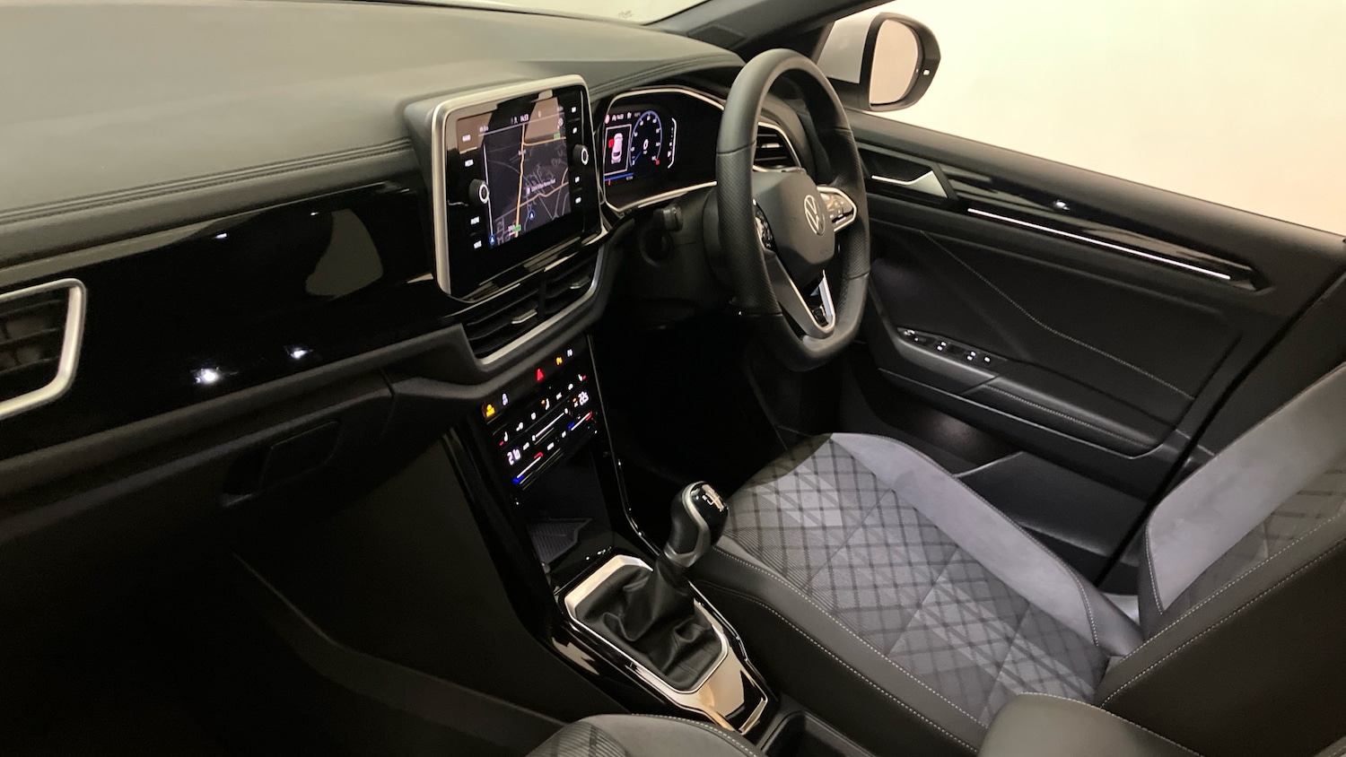 Used Volkswagen T-Roc 2023 for sale - 77285414: Photo 2