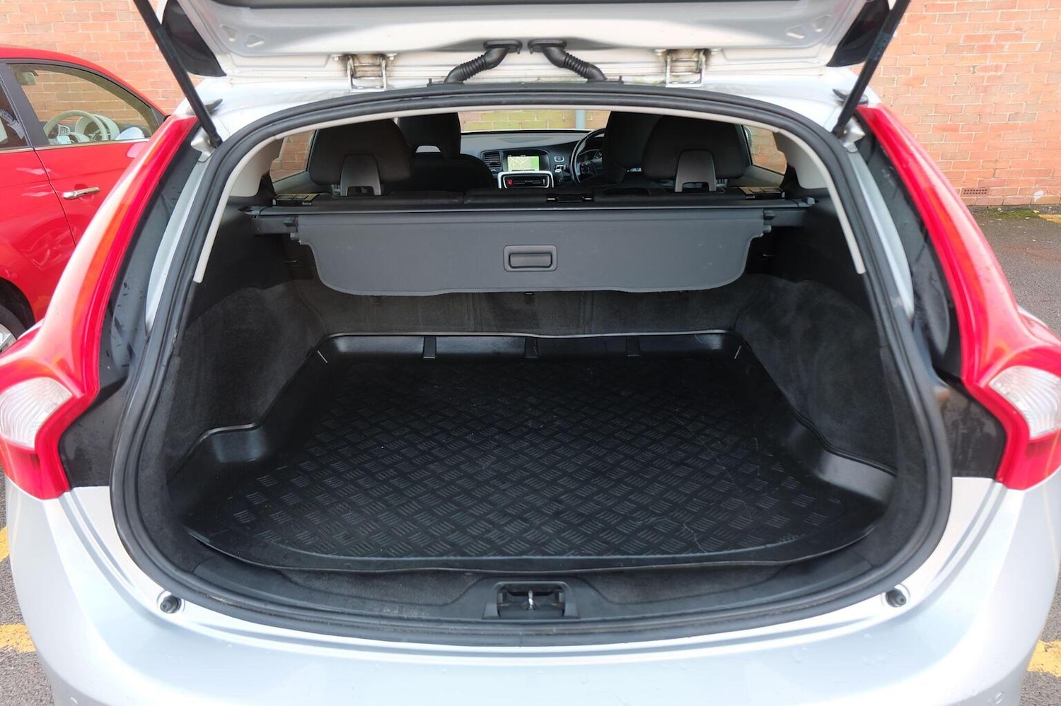 Used Volvo V60 2015 for sale - 77395185: Photo 16