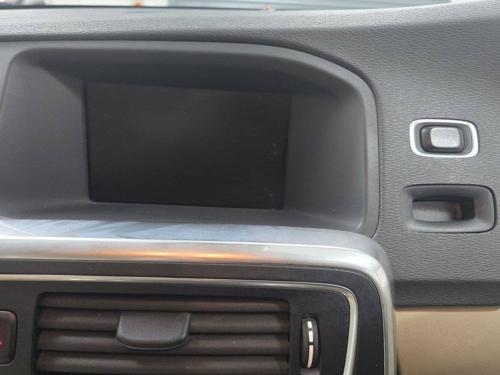 Used Volvo V60 2015 for sale - 77850387: Photo 24