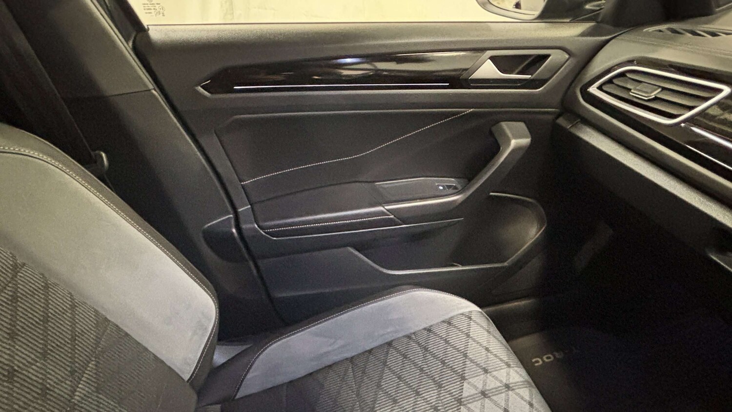 Used Volkswagen T-Roc 2023 for sale - 77648804: Photo 34