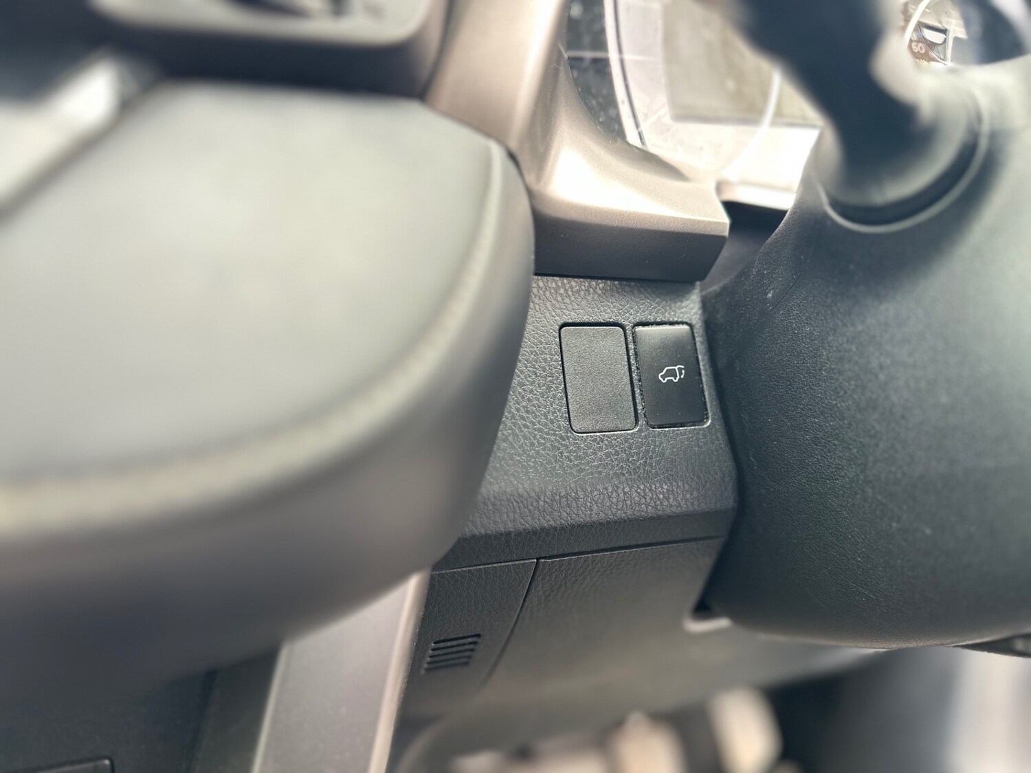 Used Toyota RAV4 2017 for sale - 76330275: Photo 47