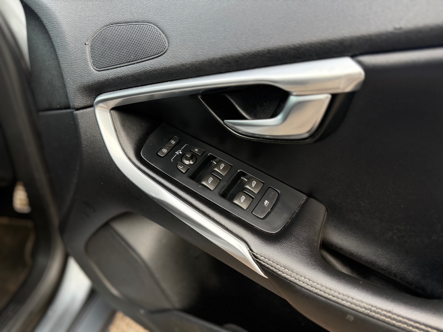 Used Volvo V40 2015 for sale - 76919438: Photo 48