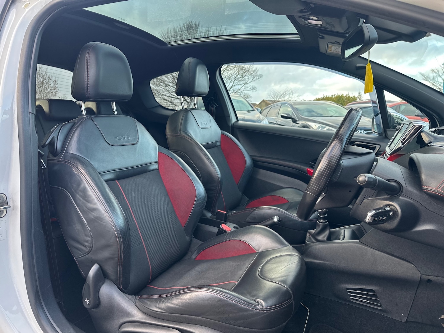 Used Peugeot 208 2015 for sale - 76895646: Photo 15