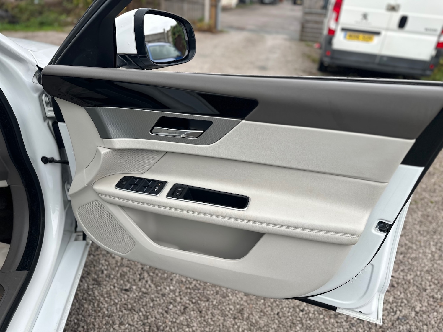 Used Jaguar XF 2016 for sale - 76533652: Photo 51