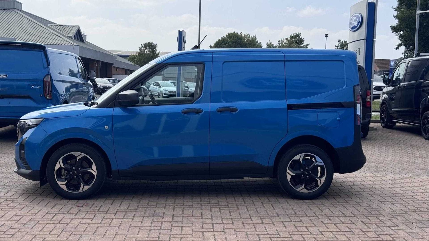 Used Ford E-Transit Courier 2025 for sale - 76272133: Photo 4