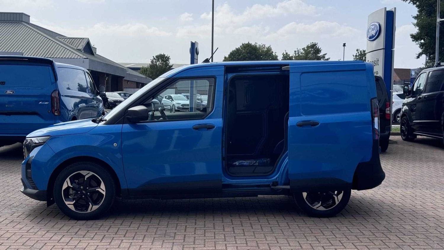 Used Ford E-Transit Courier 2025 for sale - 76272133: Photo 5