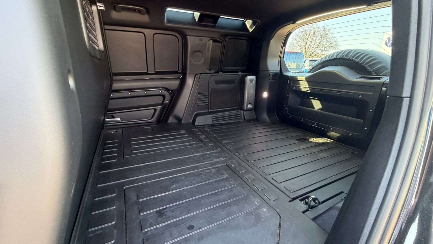 Used Land Rover Defender 2023 for sale - 78173770: Photo 11