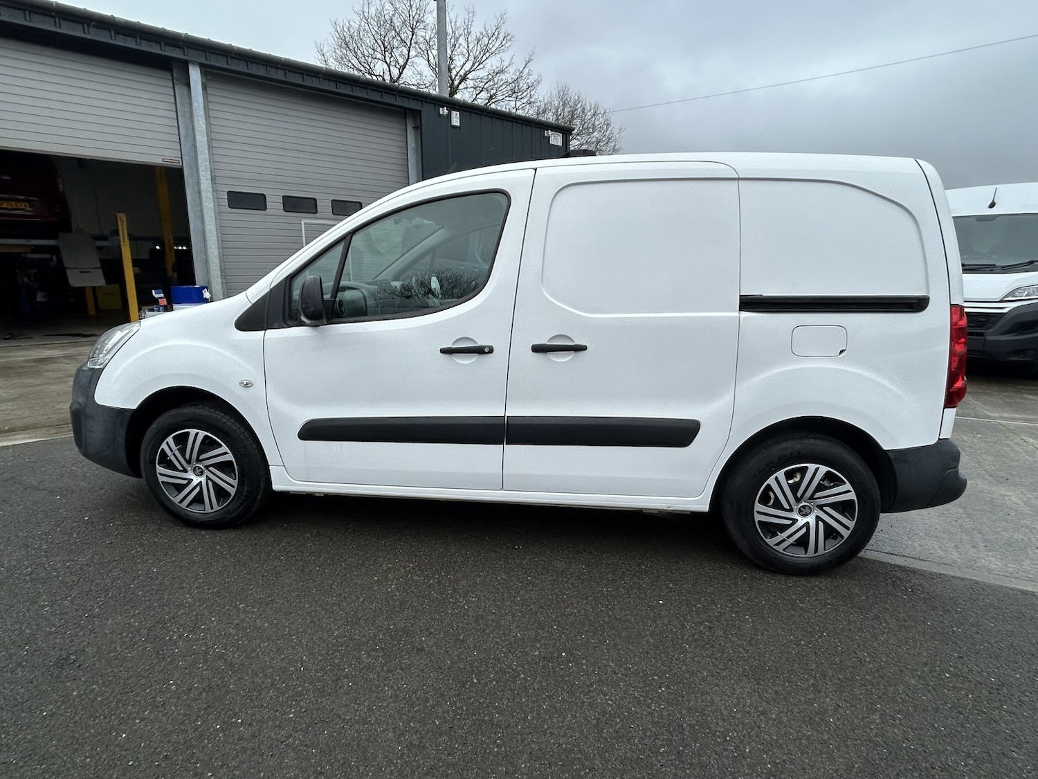 Used Peugeot Partner 2018 for sale - 77701074: Photo 2
