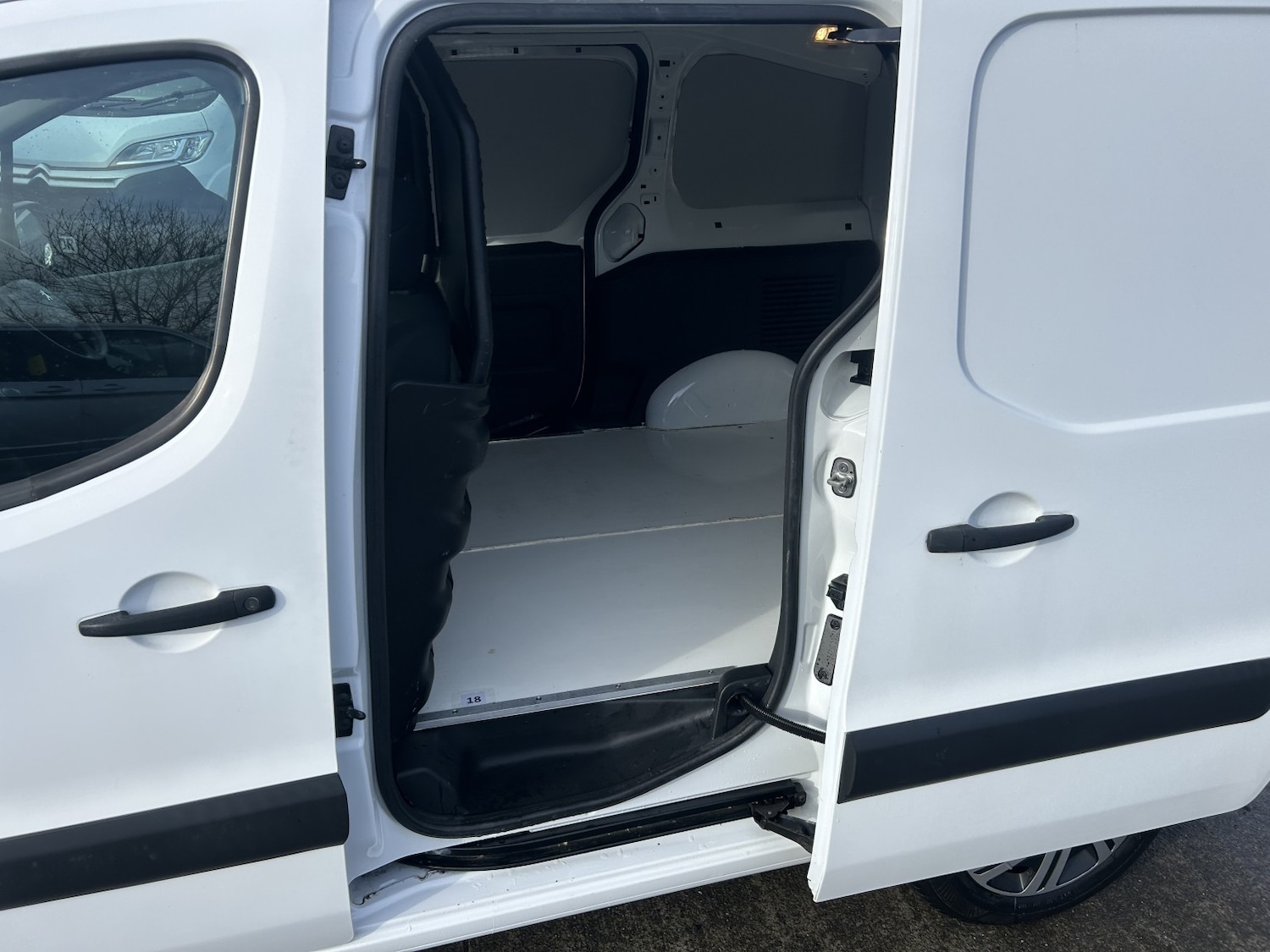 Used Peugeot Partner 2017 for sale - 77398399: Photo 8