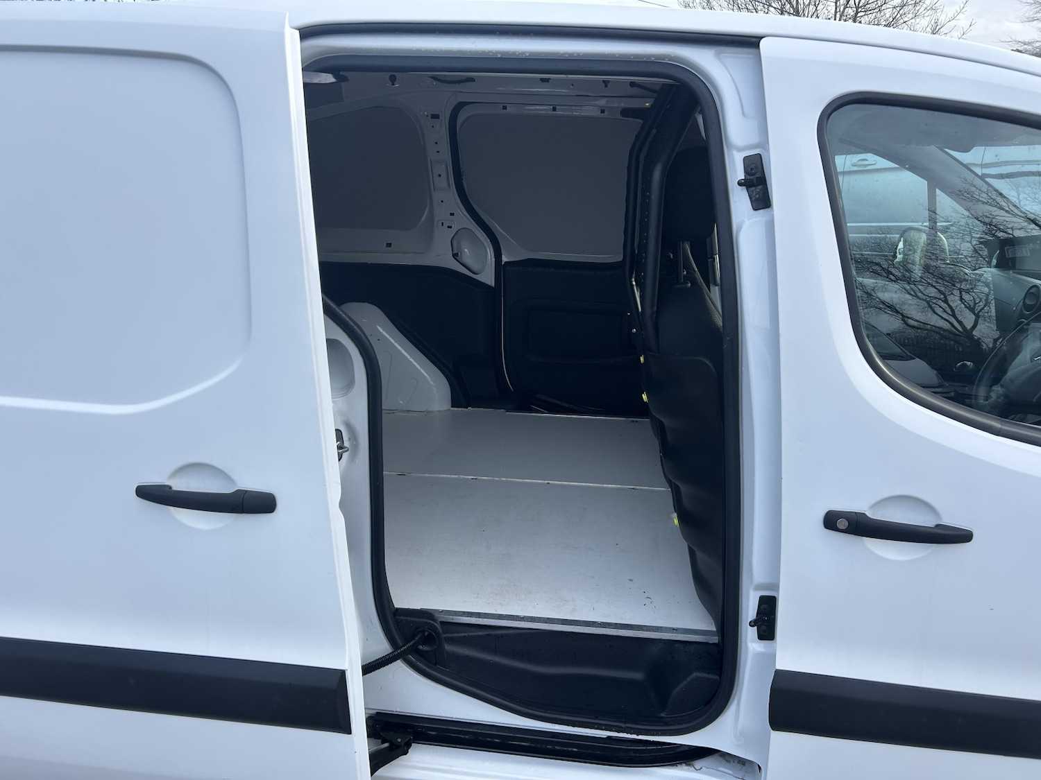 Used Peugeot Partner 2017 for sale - 77398399: Photo 9