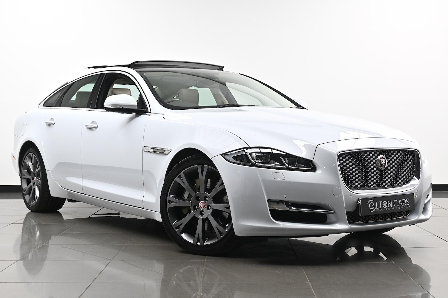 Used Jaguar XJ 2016 for sale - 76239116: Photo 1