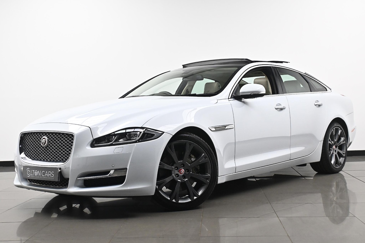 Used Jaguar XJ 2016 for sale - 76239116: Photo 2