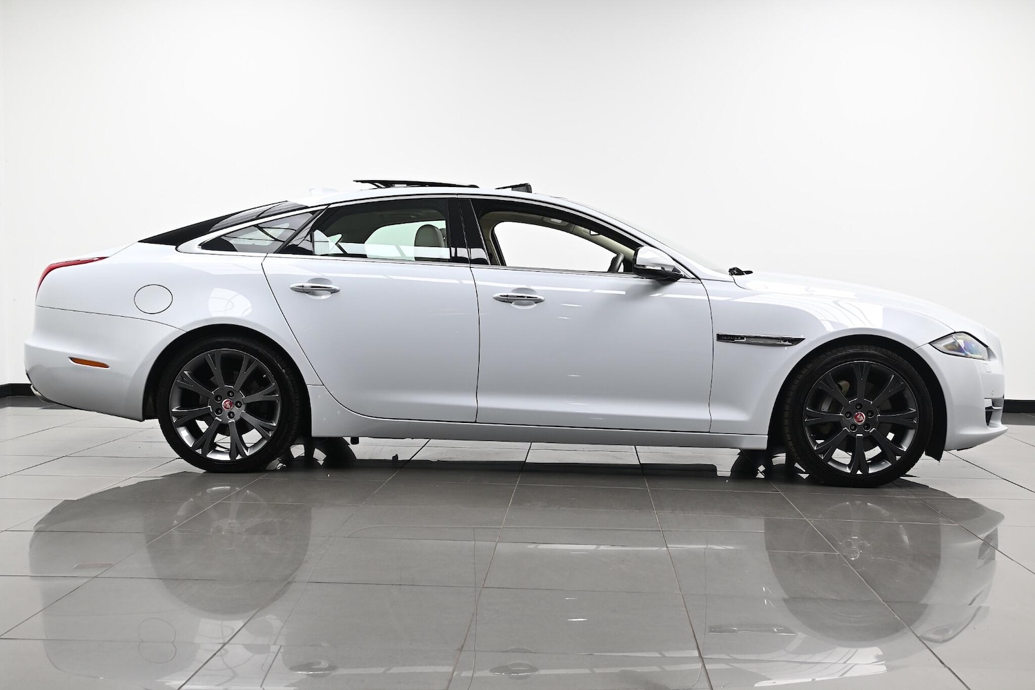 Used Jaguar XJ 2016 for sale - 76239116: Photo 4