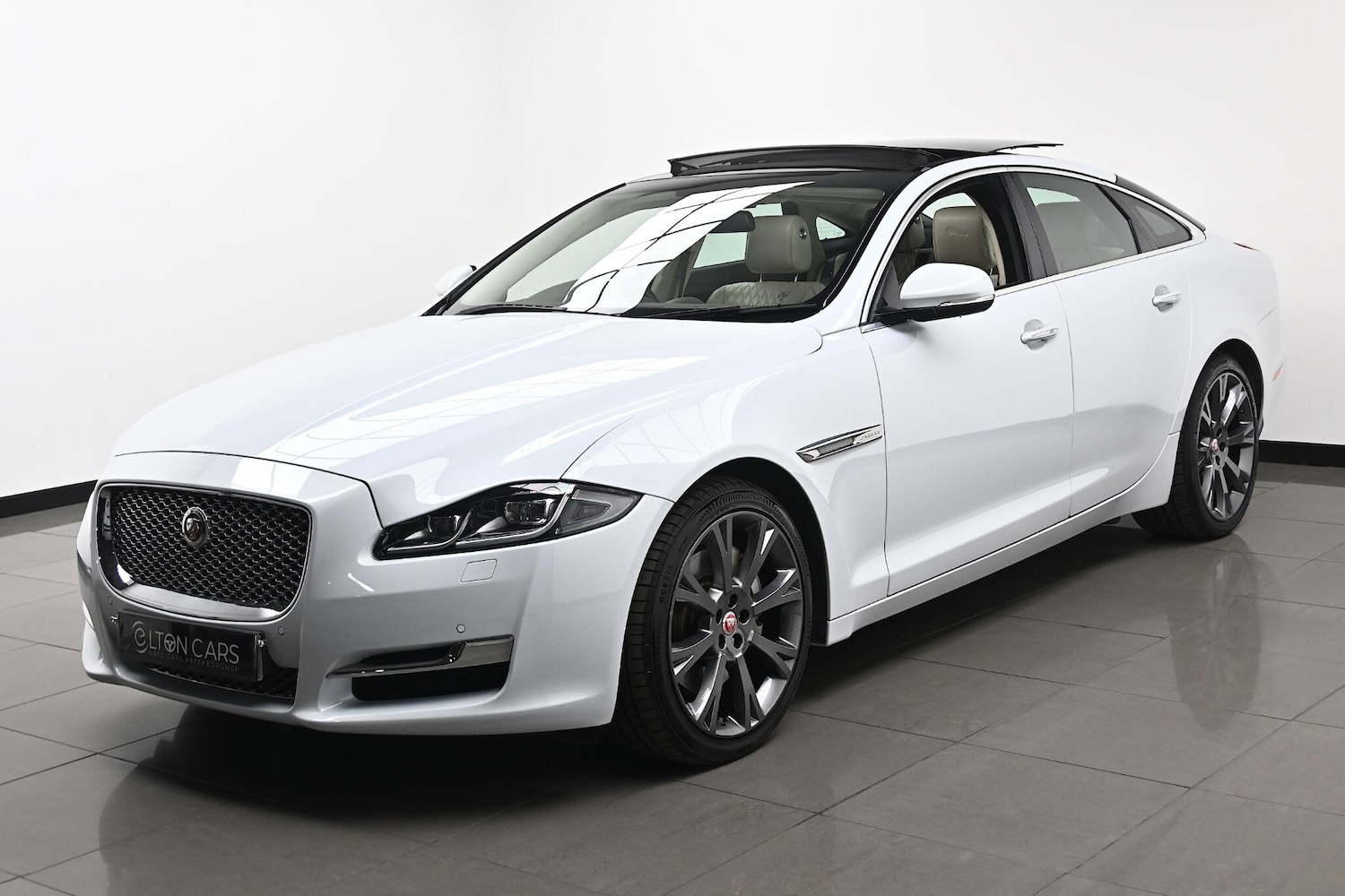 Used Jaguar XJ 2016 for sale - 76239116: Photo 9