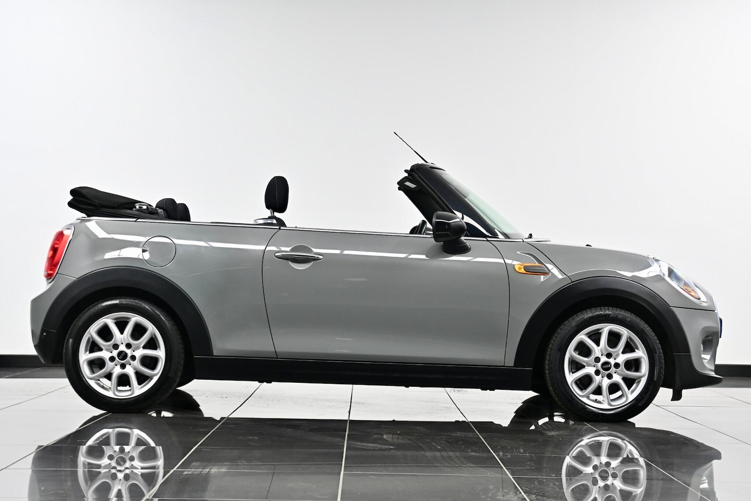 Used MINI Convertible 2017 for sale - 77970600: Photo 4