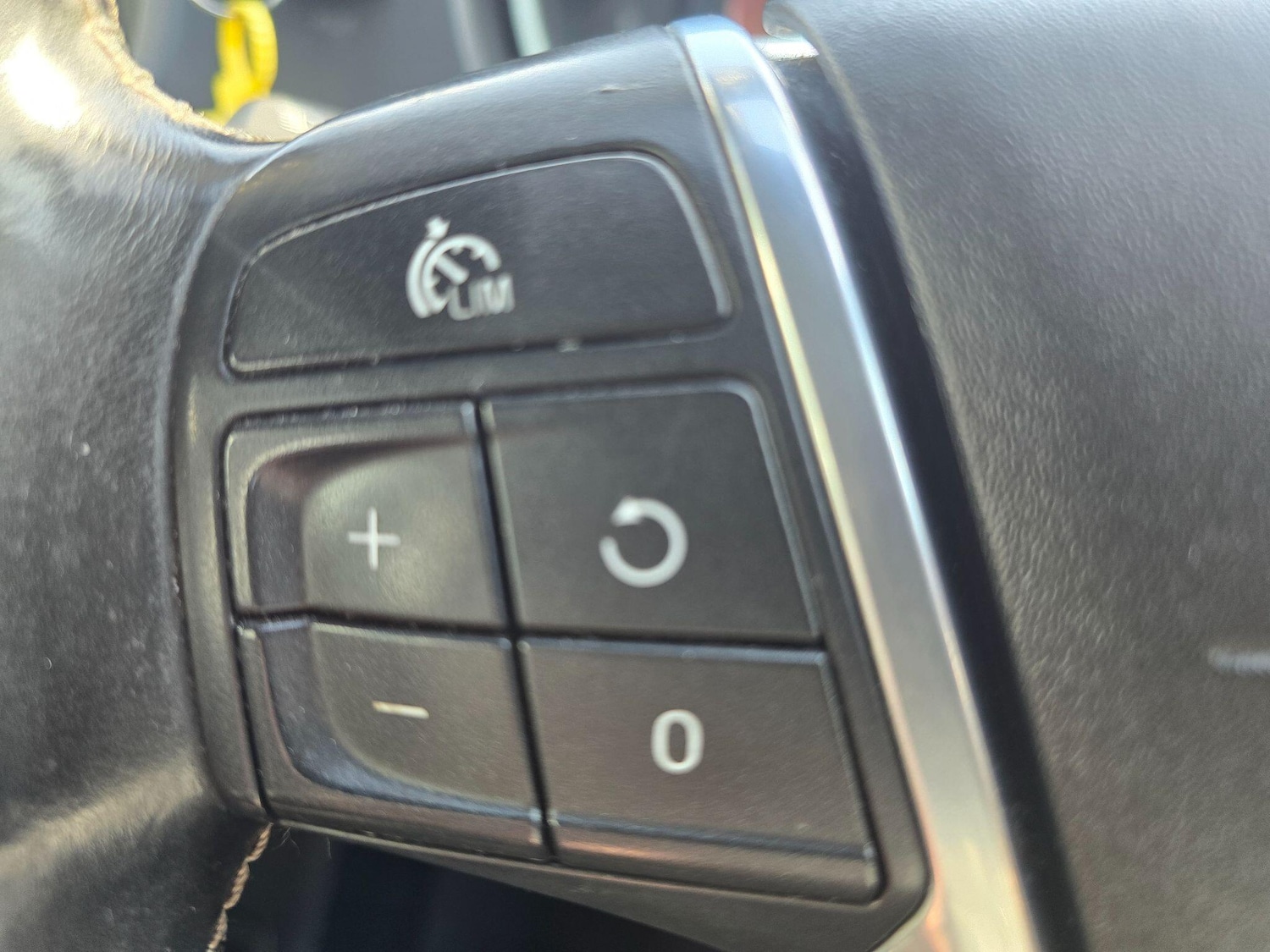 Used Volvo V40 2014 for sale - 76398872: Photo 24