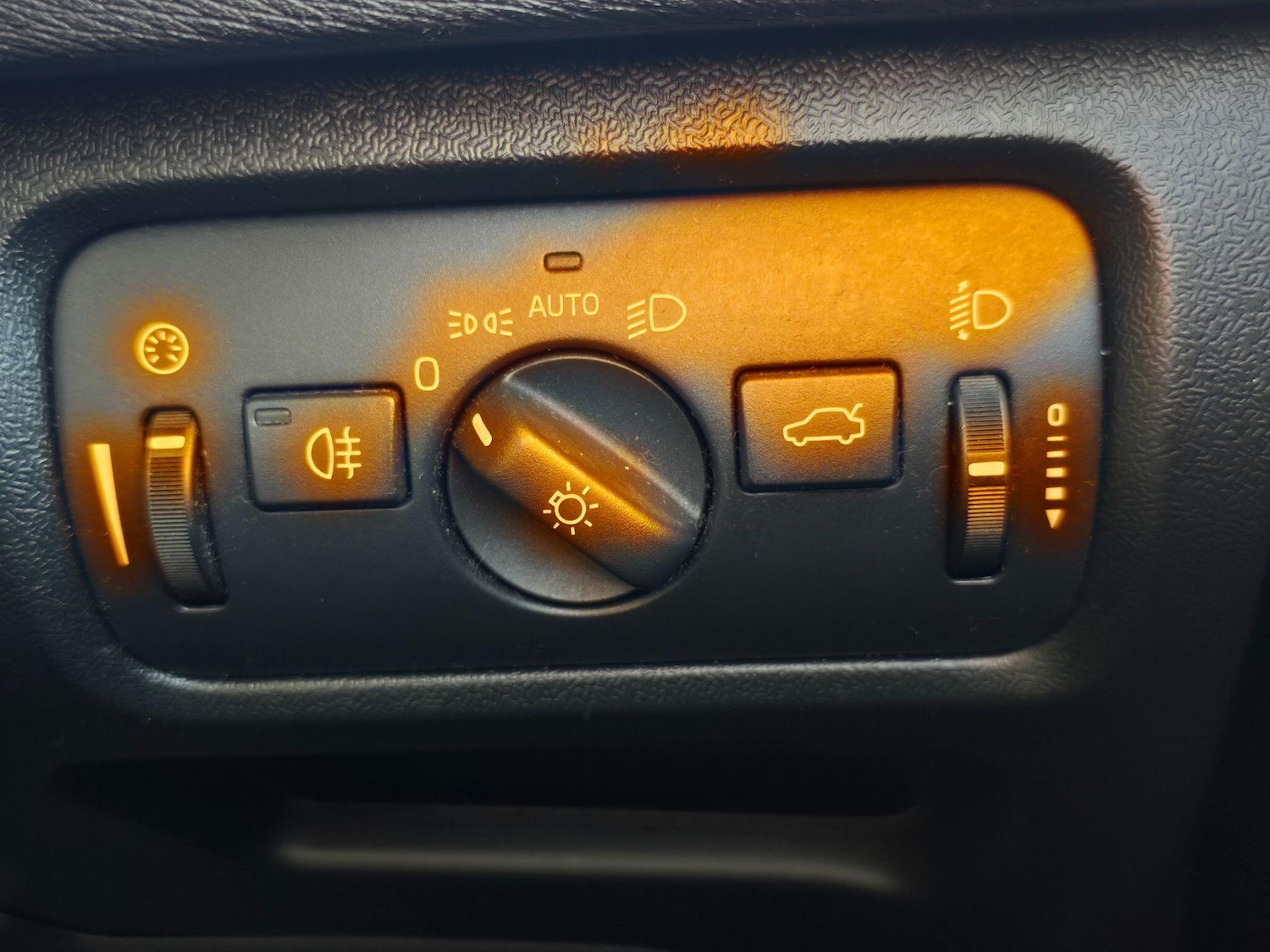 Used Volvo V40 2014 for sale - 76398872: Photo 29