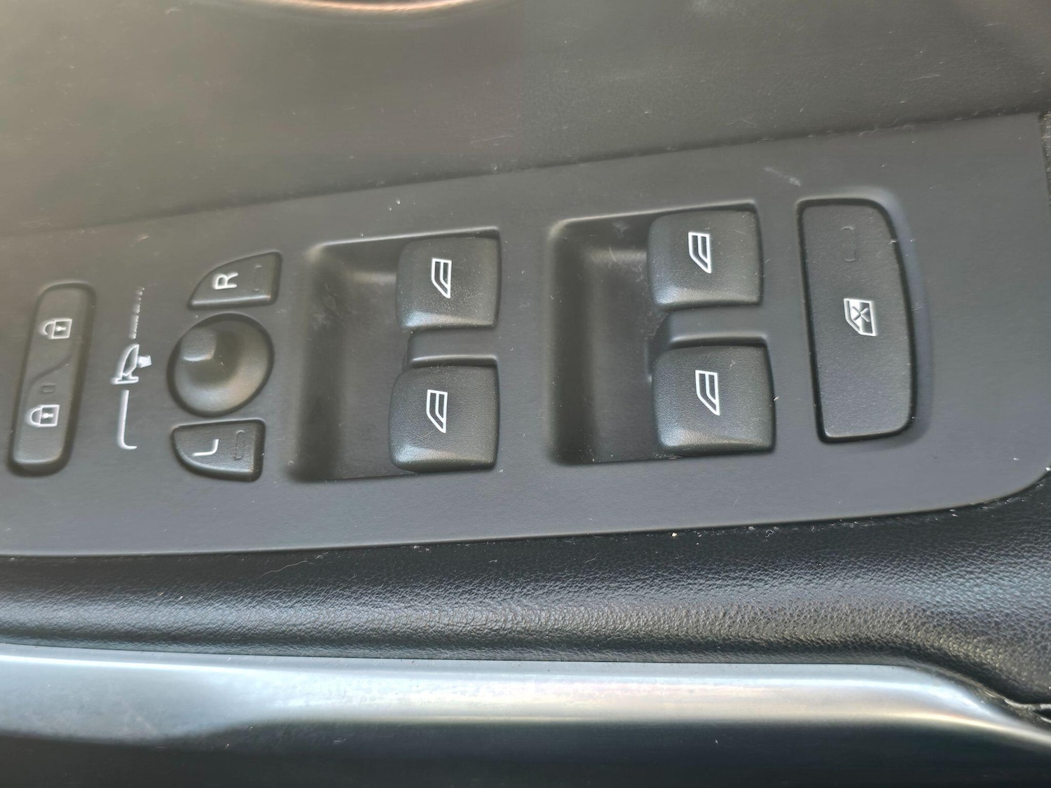 Used Volvo V40 2014 for sale - 76398872: Photo 30