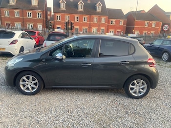 Used Peugeot 208 2015 for sale - 76123609: Photo
