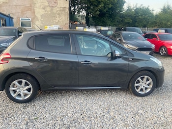 Used Peugeot 208 2015 for sale - 76123609: Photo