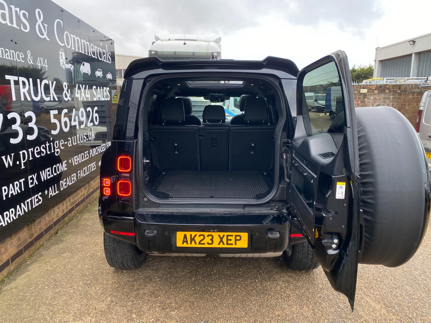 Used Land Rover Defender 2023 for sale - 77055849: Photo 12