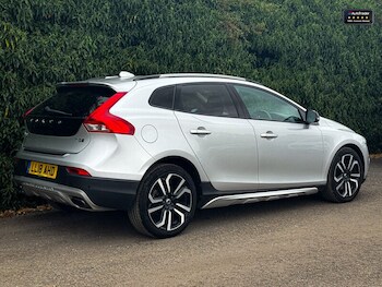 Used Volvo V40 2018 for sale - 75474777: Photo