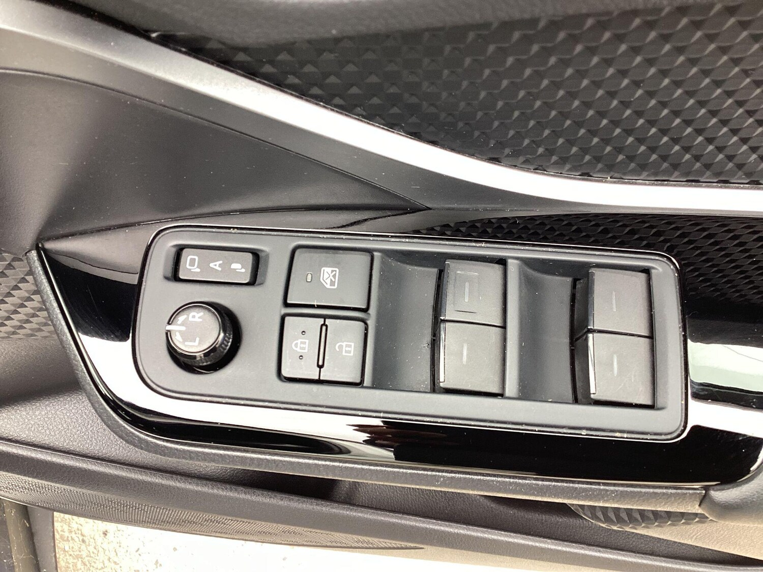 Used Toyota C-HR 2023 for sale - 78157300: Photo 16