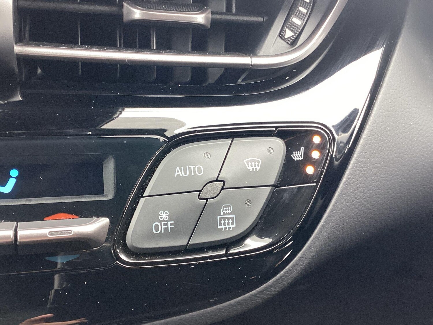 Used Toyota C-HR 2023 for sale - 78157300: Photo 23