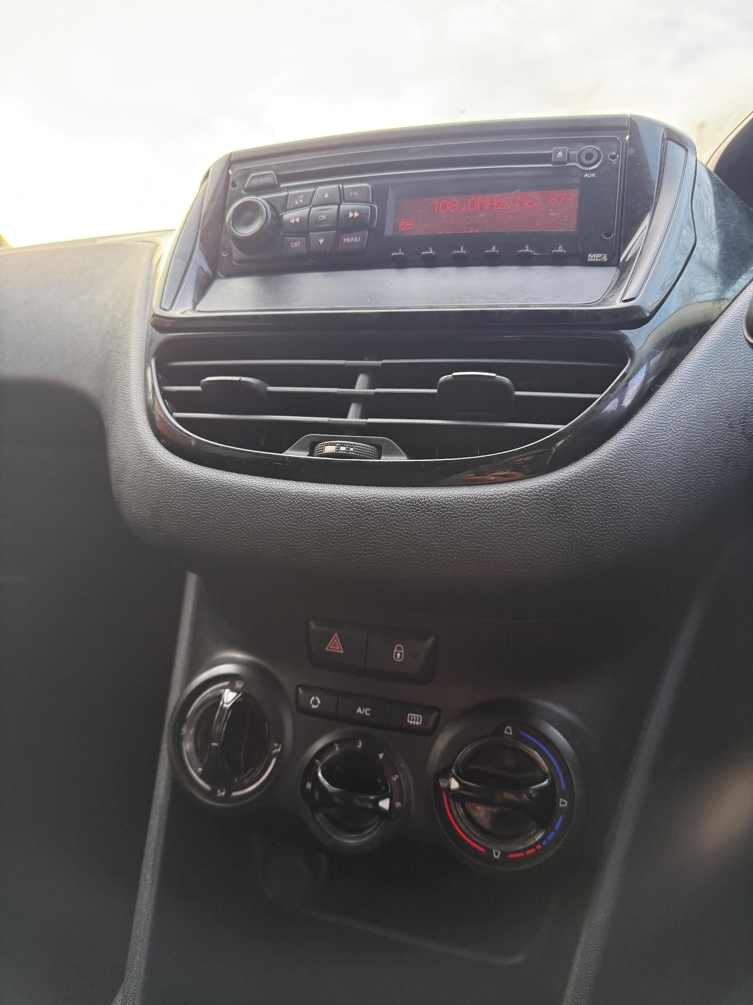 Used Peugeot 208 2012 for sale - 77550163: Photo 17