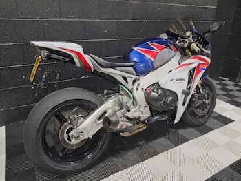 Used Honda CBR1000RR Fireblade undefined for sale - bike-78435352: Photo