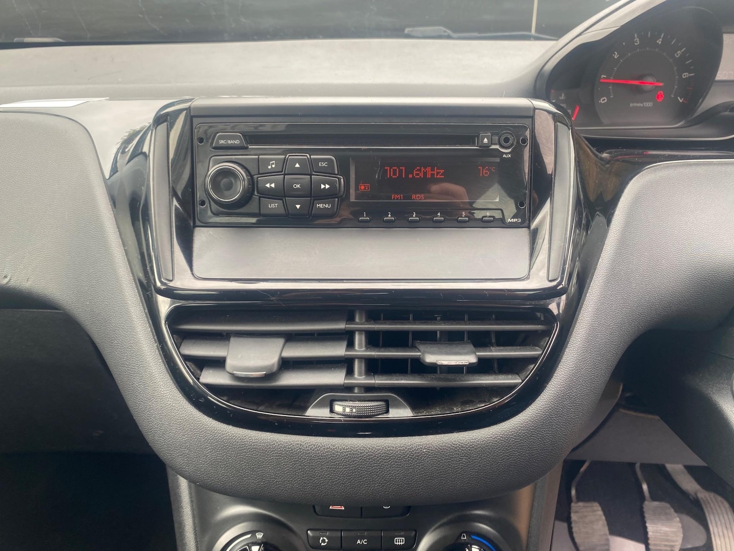 Used Peugeot 208 2013 for sale - 76702393: Photo 28