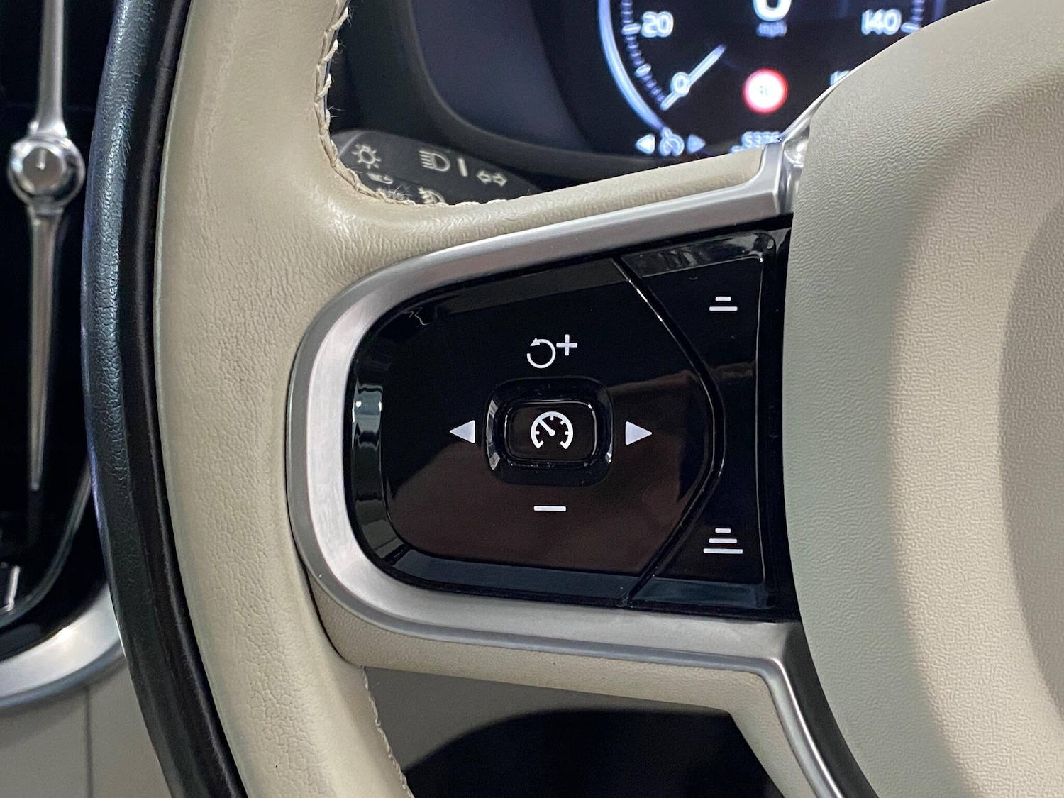 Used Volvo V60 2019 for sale - 77335871: Photo 39