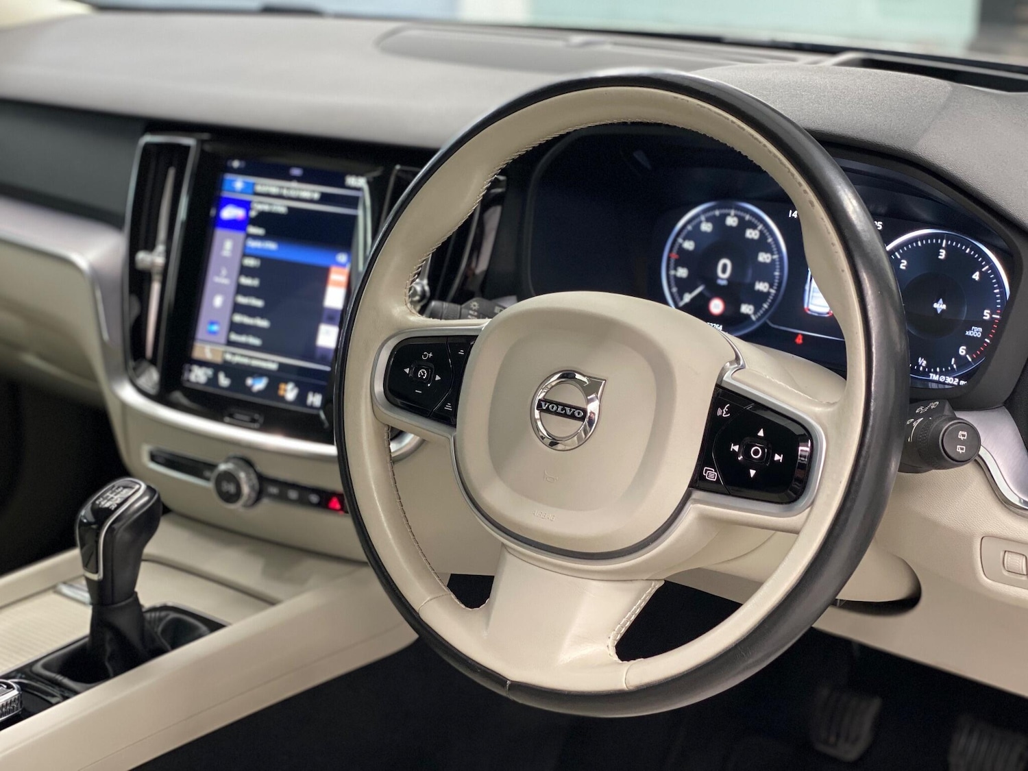 Used Volvo V60 2019 for sale - 77335871: Photo 4