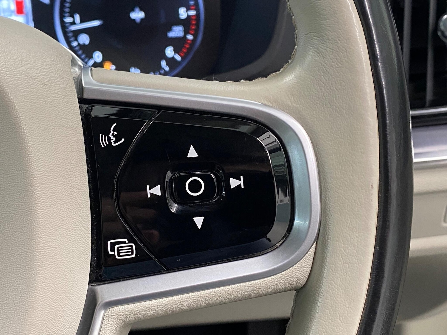 Used Volvo V60 2019 for sale - 77335871: Photo 40