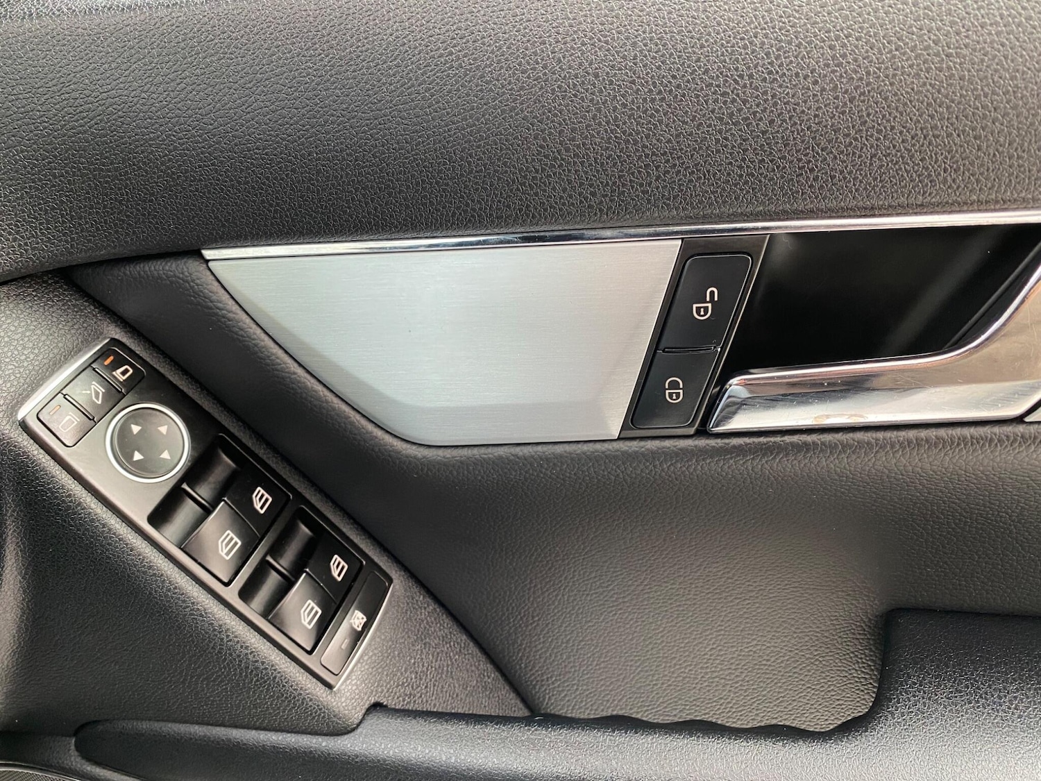 Used Mercedes-Benz C Class 2011 for sale - 77670329: Photo 38