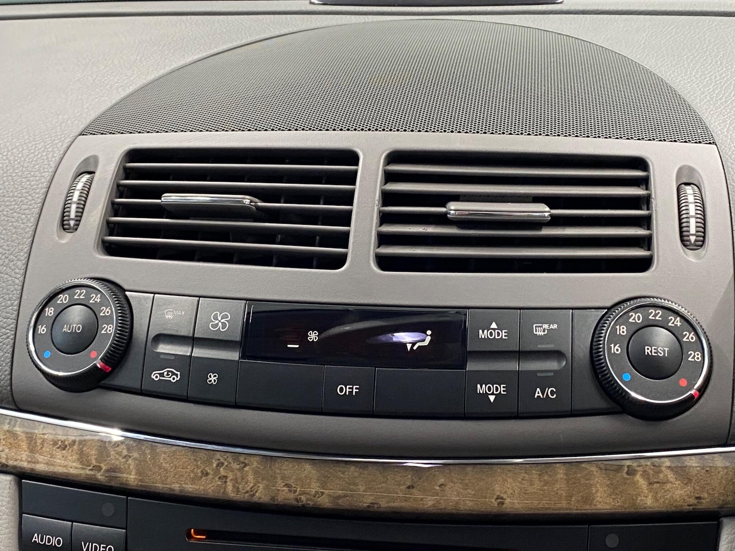 Used Mercedes-Benz E Class 2008 for sale - 77425472: Photo 32