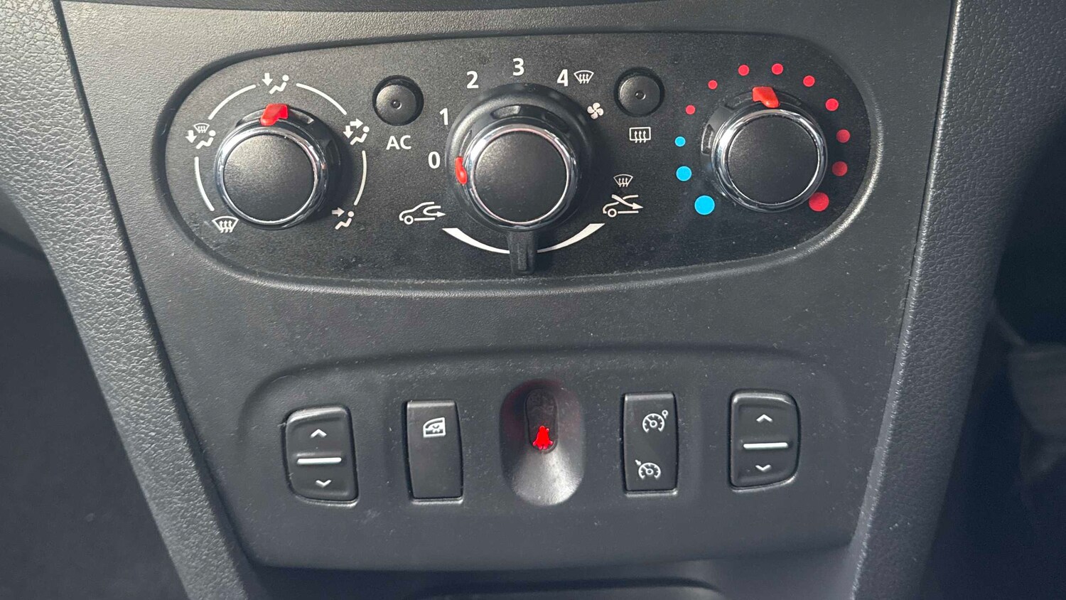 Used Dacia Sandero Stepway 2015 for sale - 77649032: Photo 10