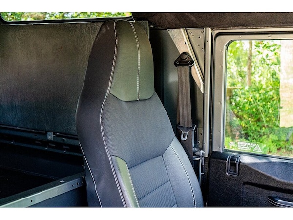 Used Land Rover Defender 90 2015 for sale - 75096029: Photo 33