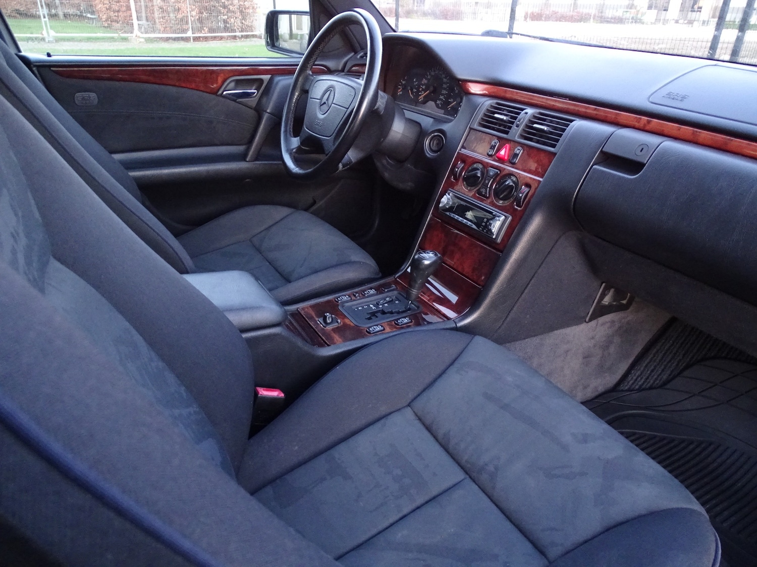 Used Mercedes-Benz E Class 1998 for sale - 76951389: Photo 19