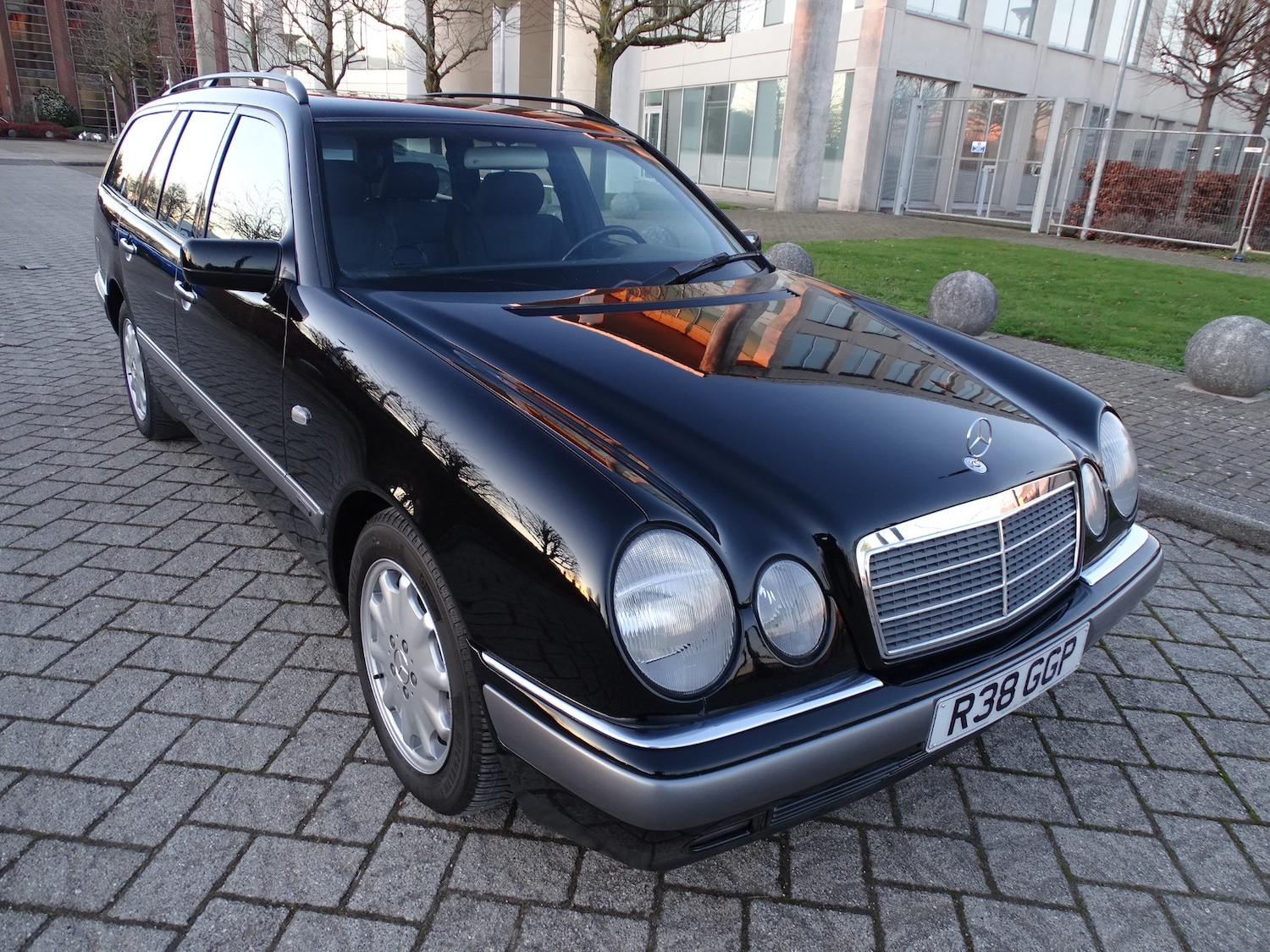 Used Mercedes-Benz E Class 1998 for sale - 76951389: Photo 2