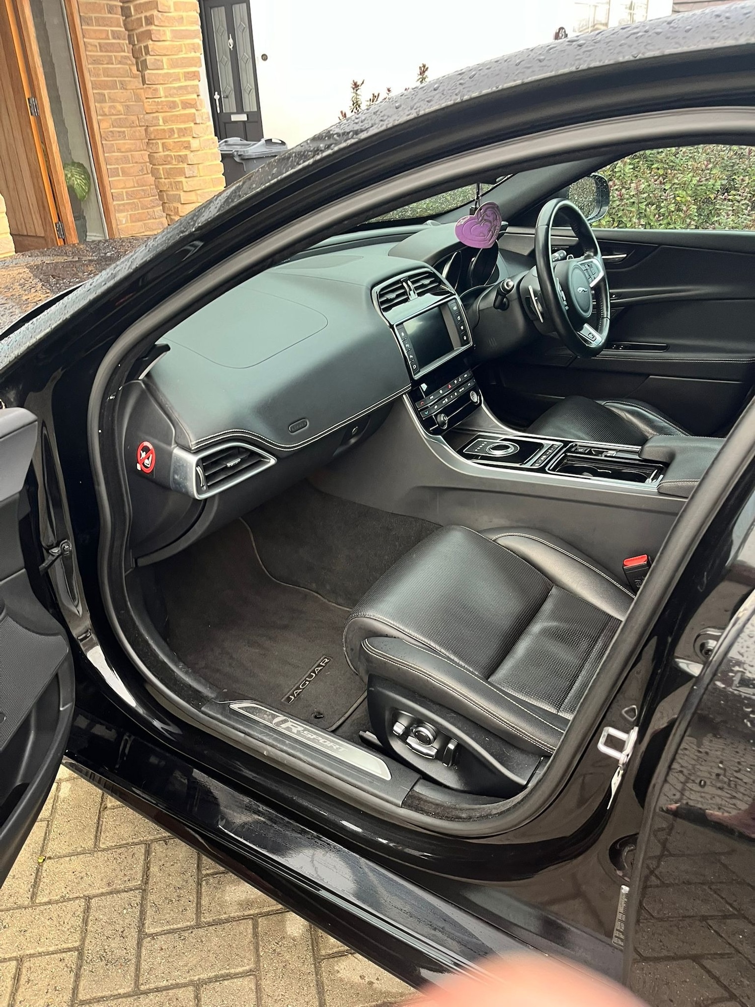 Used Jaguar XE 2017 for sale - 77303977: Photo 2