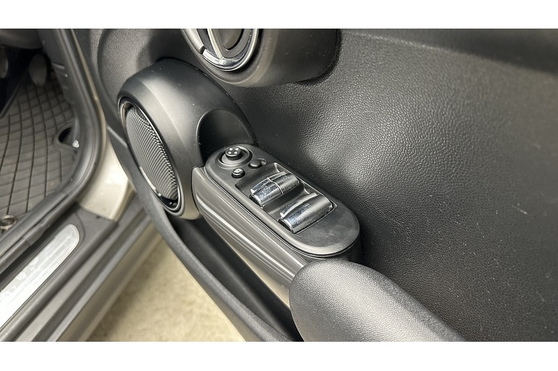 Used MINI Convertible 2018 for sale - 76784605: Photo 30